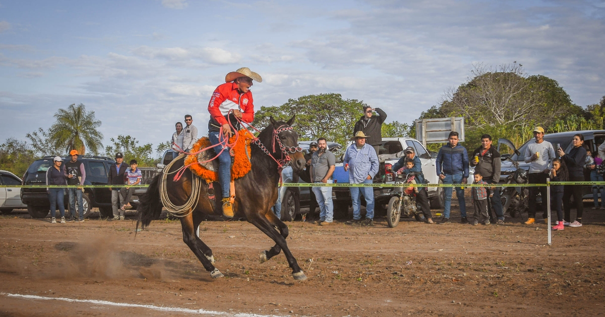 Carrera de caballos en El Carmen Rivero Torrez (Foto: Diego Lagos)